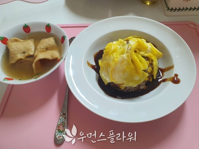 간단히 차린 오므라이스. 어묵은 집 앞 분식집에서 포장 구매했다. 박종미 기자