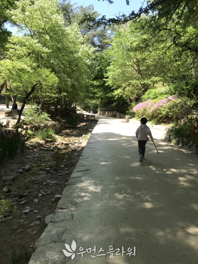 마냥 뛰는 것을 좋아하는 아이. 어쩌면 이 아이에게는 한 장의 수학책보다는 체육과 놀이가 더 필요한 것일지도 모르겠다. 박종미 기자 