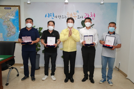 양재천에 빠진 노인을 구한 자전거도로 관리인 4명이 30일 김종천 과천시장으로부터 감사패를 받았다. 